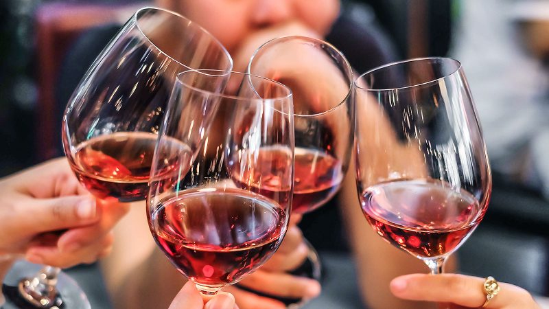 Khám phá nét văn hóa uống rượu của Phương Tây và Phương Đông